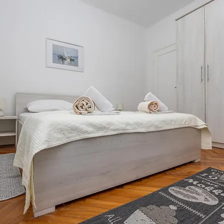 게스트하우스 Double Bedroom In Center 3*