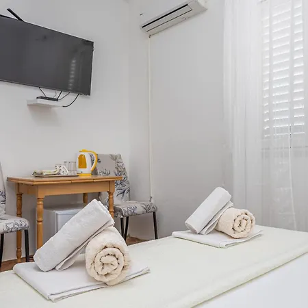 게스트하우스 Double Bedroom In Center 3*