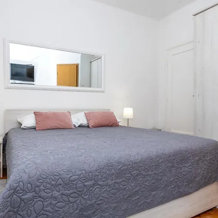 Guest house Double Bedroom In Center 3*