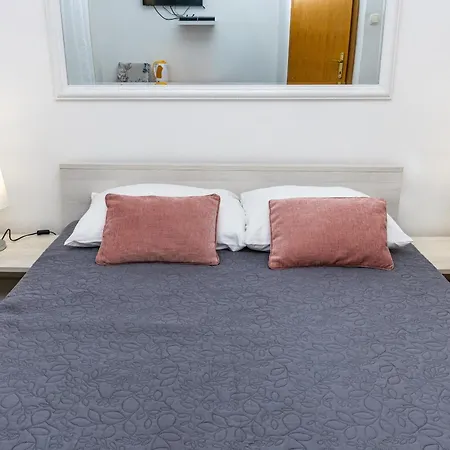 Guest house Double Bedroom In Center 3*