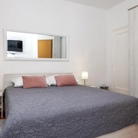 Double Bedroom In Center 크리크베니카