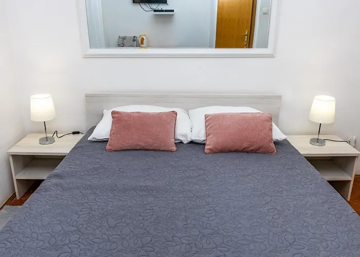 Guest house Double Bedroom In Center 3*